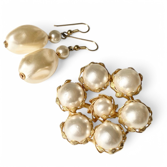 Vintage Faux Pearl Brooch and Earrings Lot, Cream and Goldtone. - Picture 3 of 6